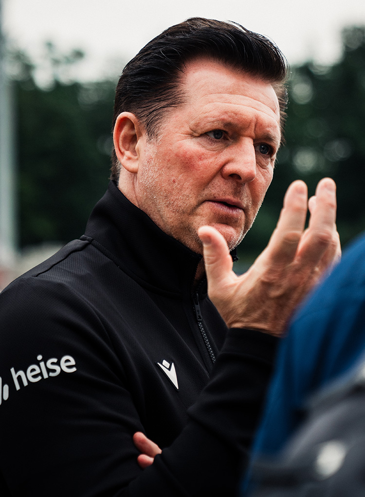 Christian Titz spricht gestikulierend.