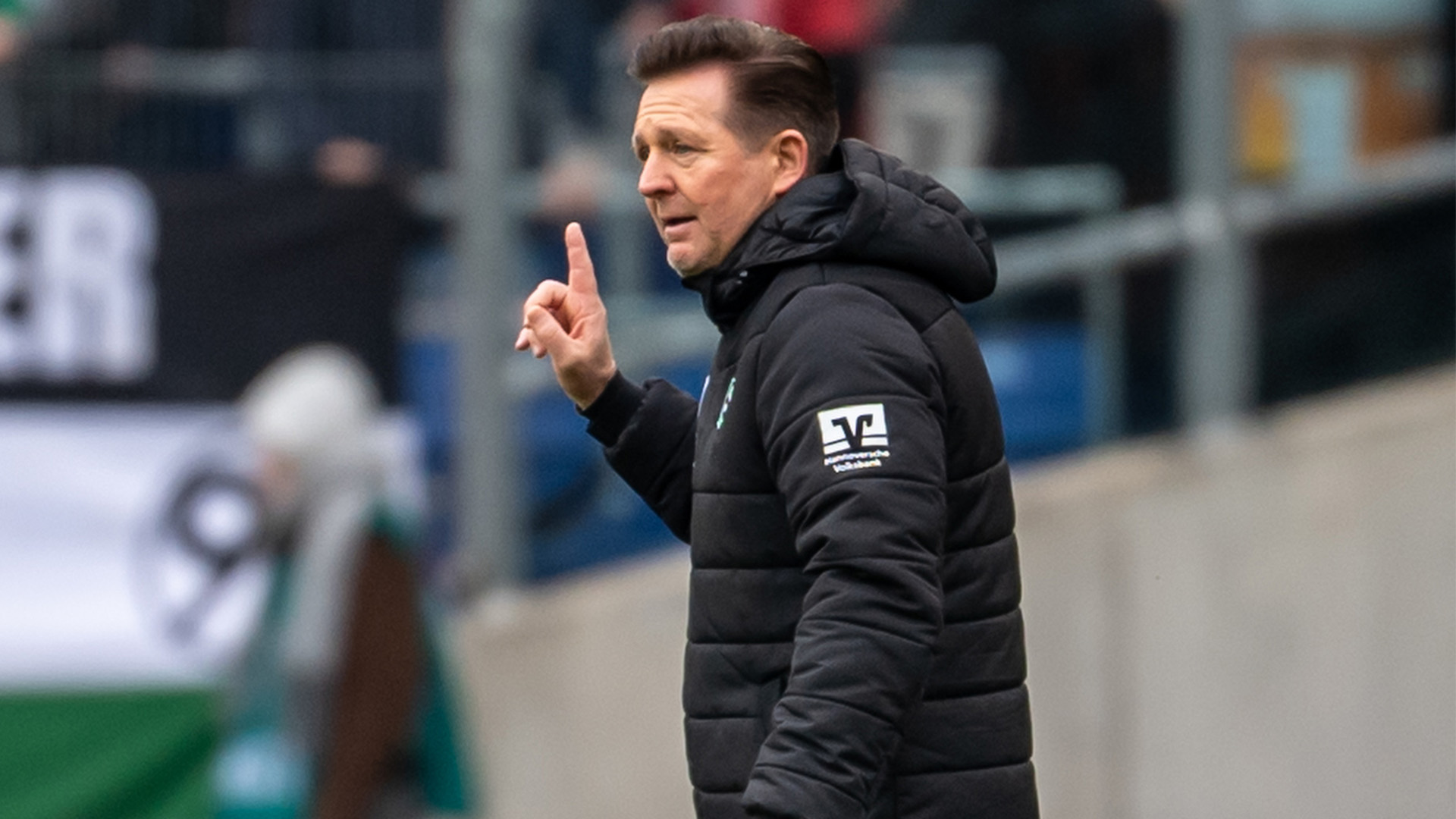 Christian Titz mit erhobenem Finger.