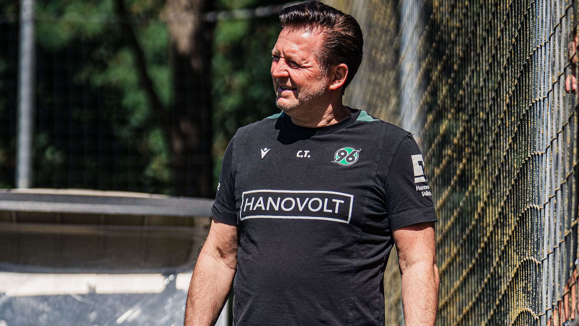 Christian Titz am Rande des Trainingsplatzes