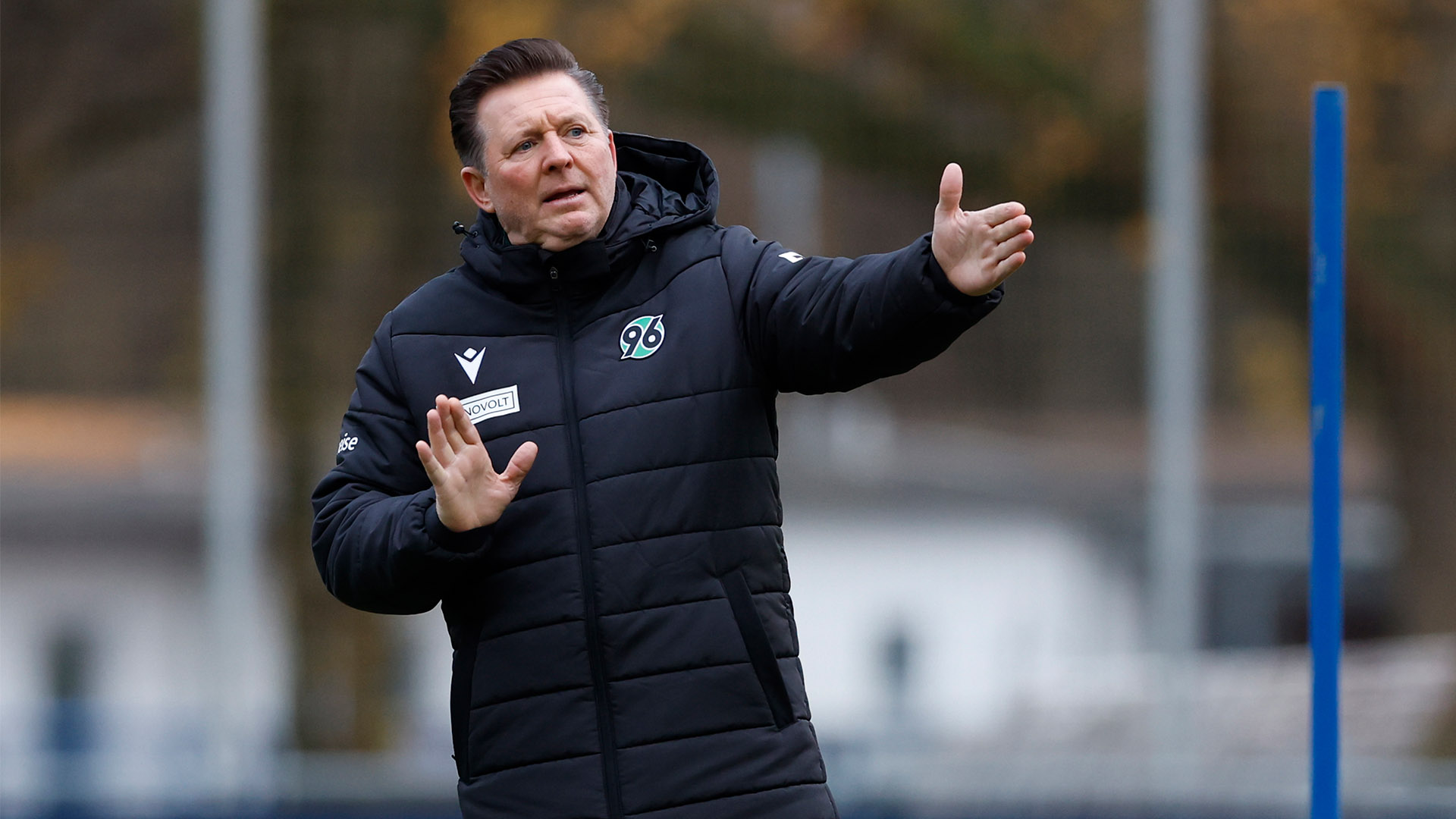 Christian Titz gestikulierend auf dem Trainingsplatz.