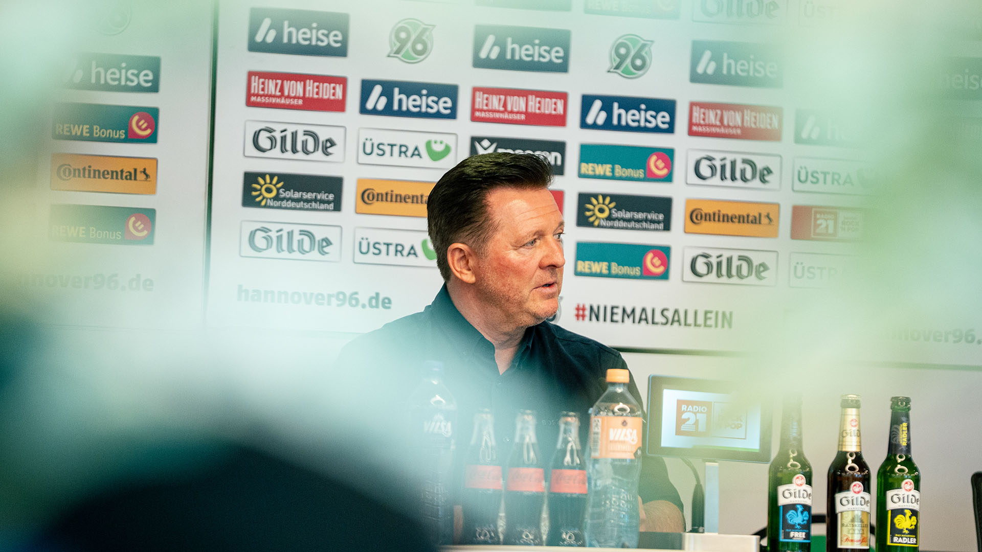 Christian Titz auf der Pressekonferenz-Tribüne.