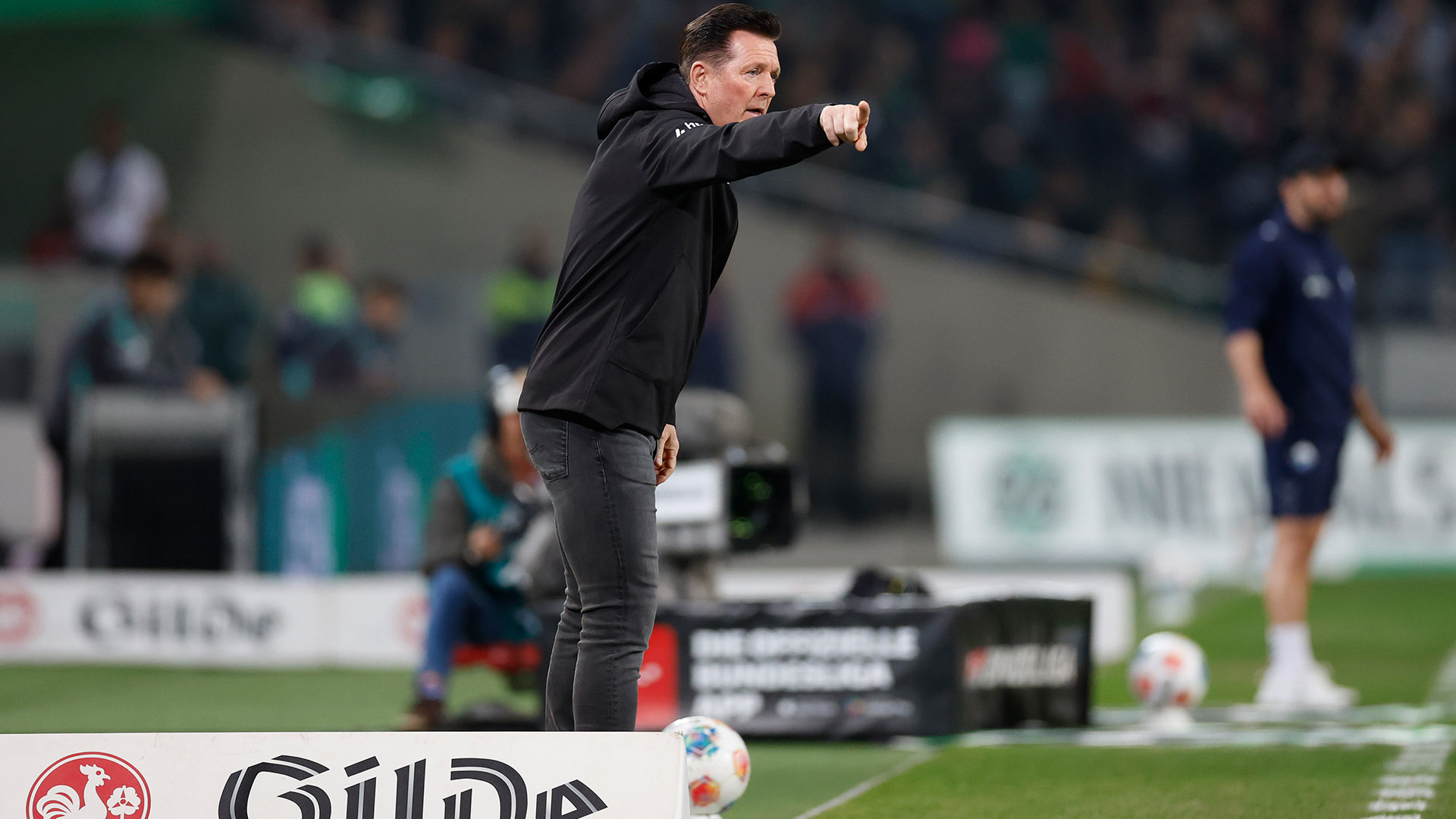 Christian Titz gestikuliert am Spielfeldrand.