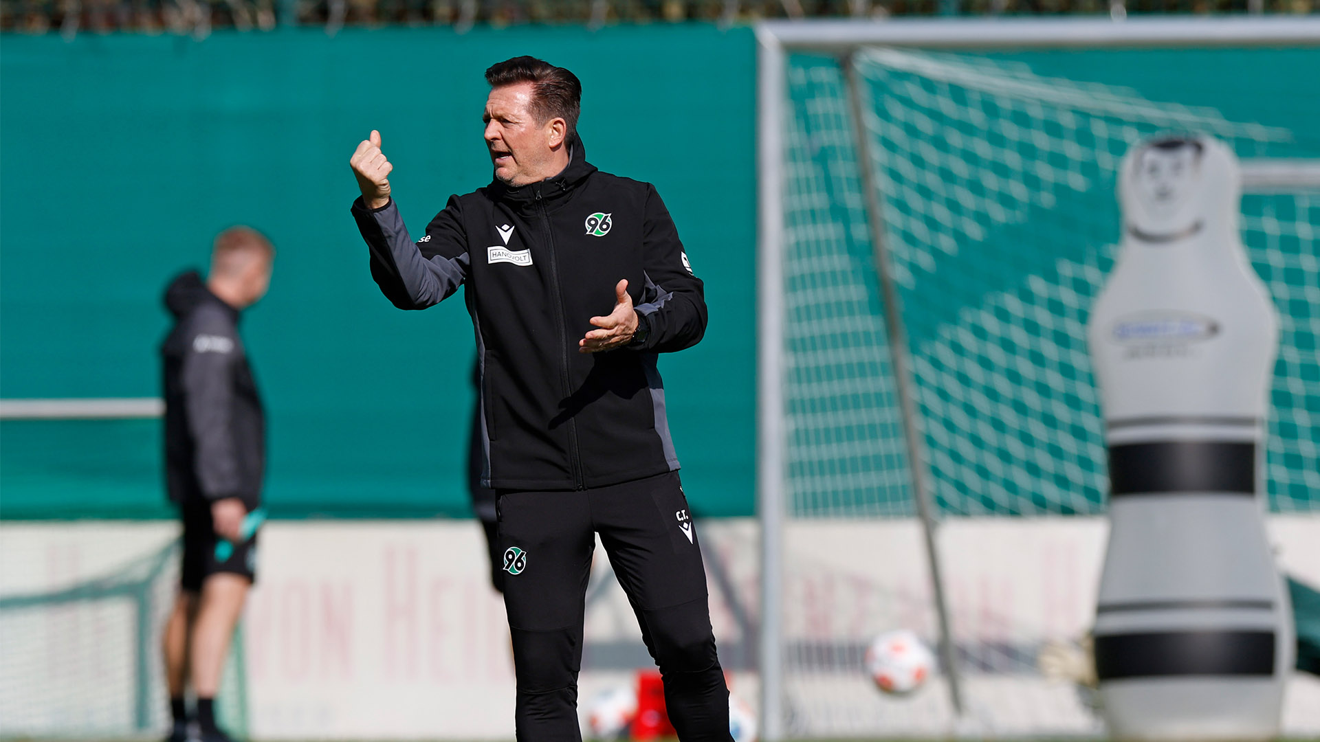 Christian Titz gibt Anweisungen auf dem Trainingsplatz.