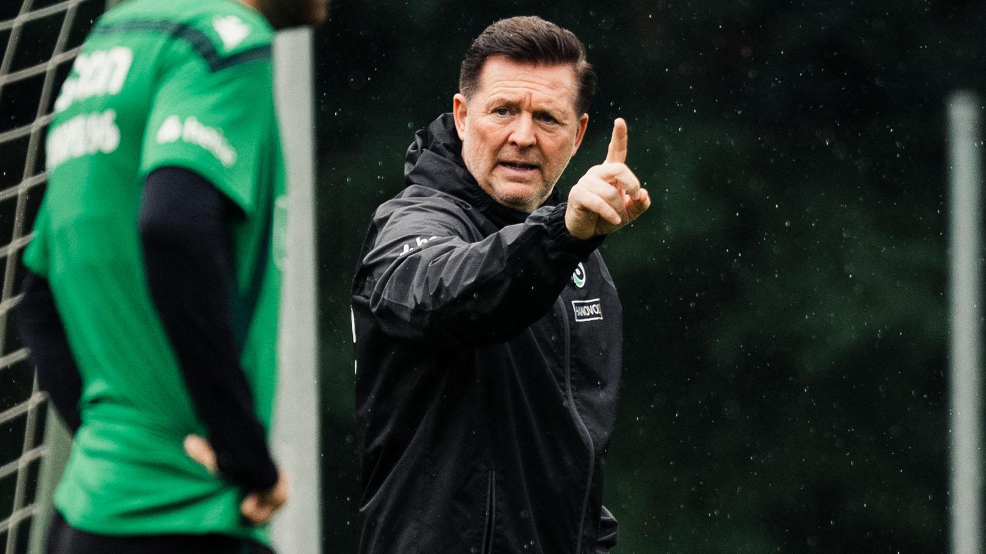 Christian Titz gestikuliert auf dem Trainingsplatz.