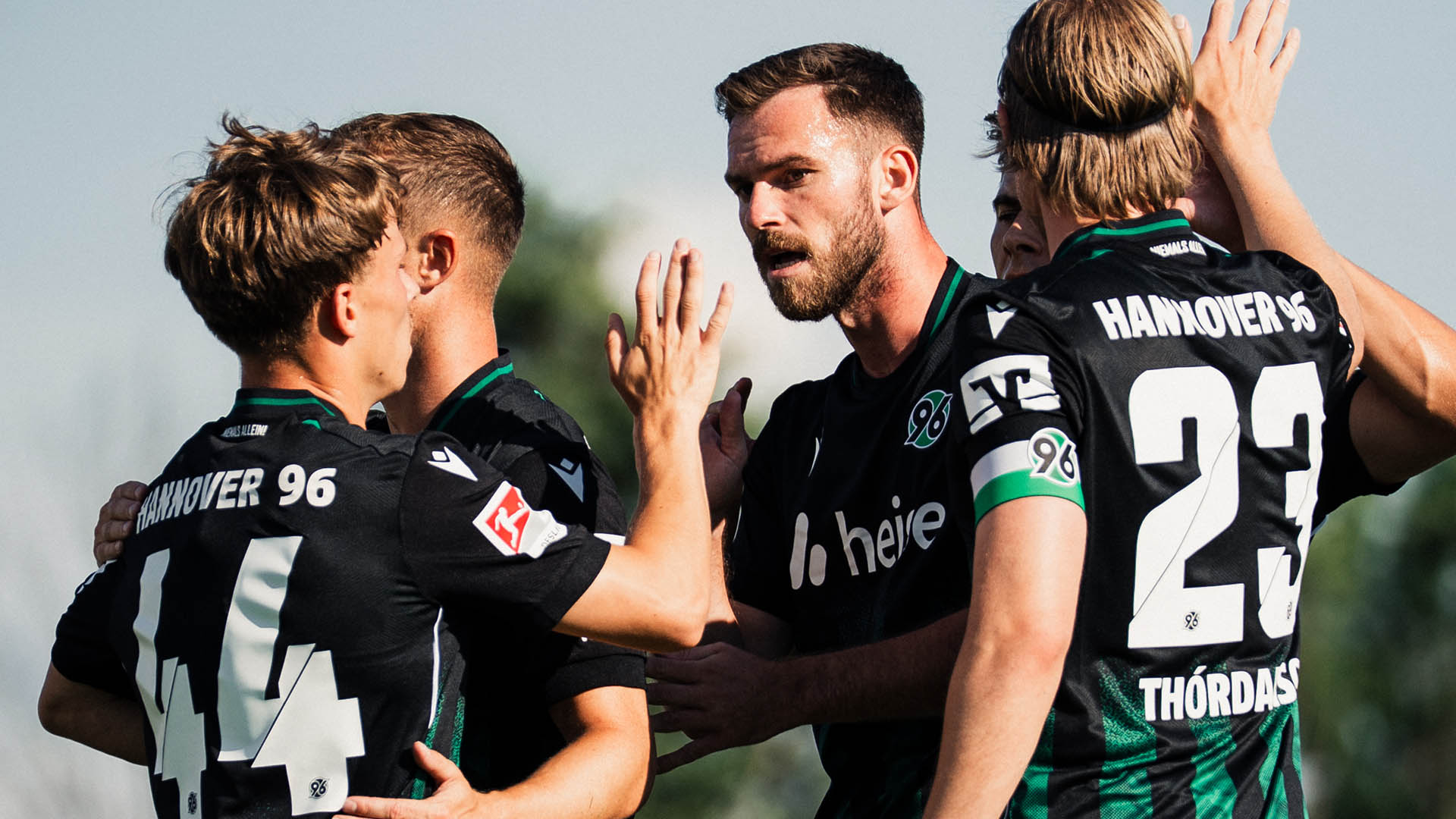 Boris Tomiak feiert mit seinen Teamkollegen ein Tor.