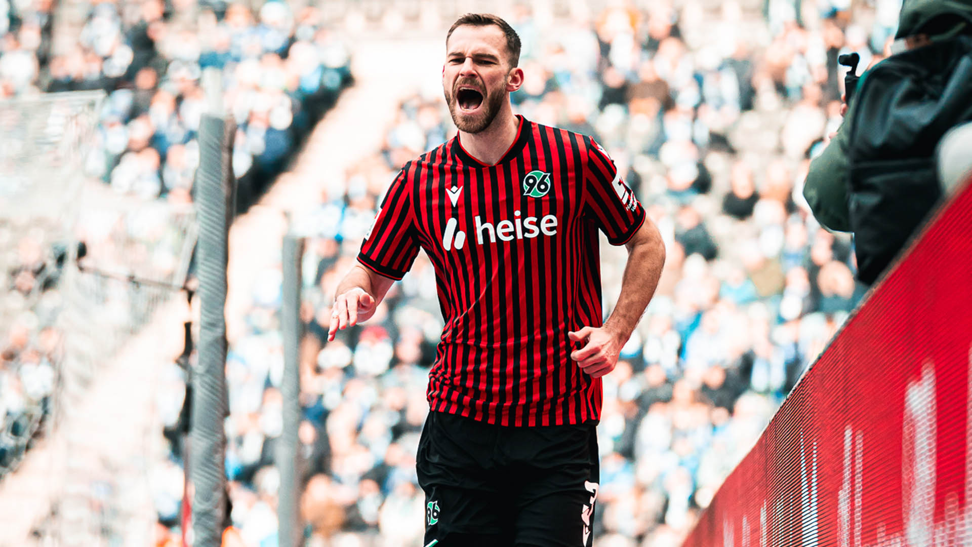 Boris Tomiak feiert ein Tor mit einem Jubelschrei.