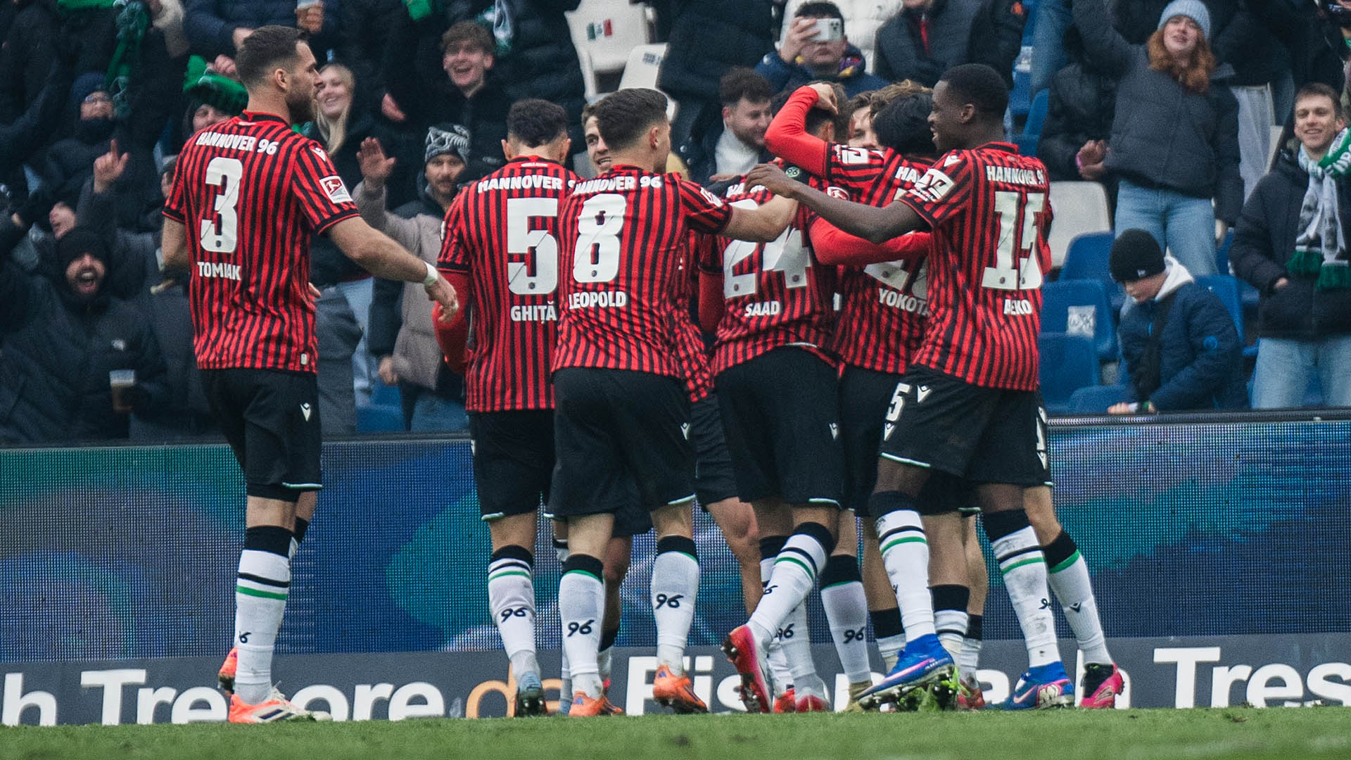 Eine Gruppe aus 96-Spielern feiert ein Tor.