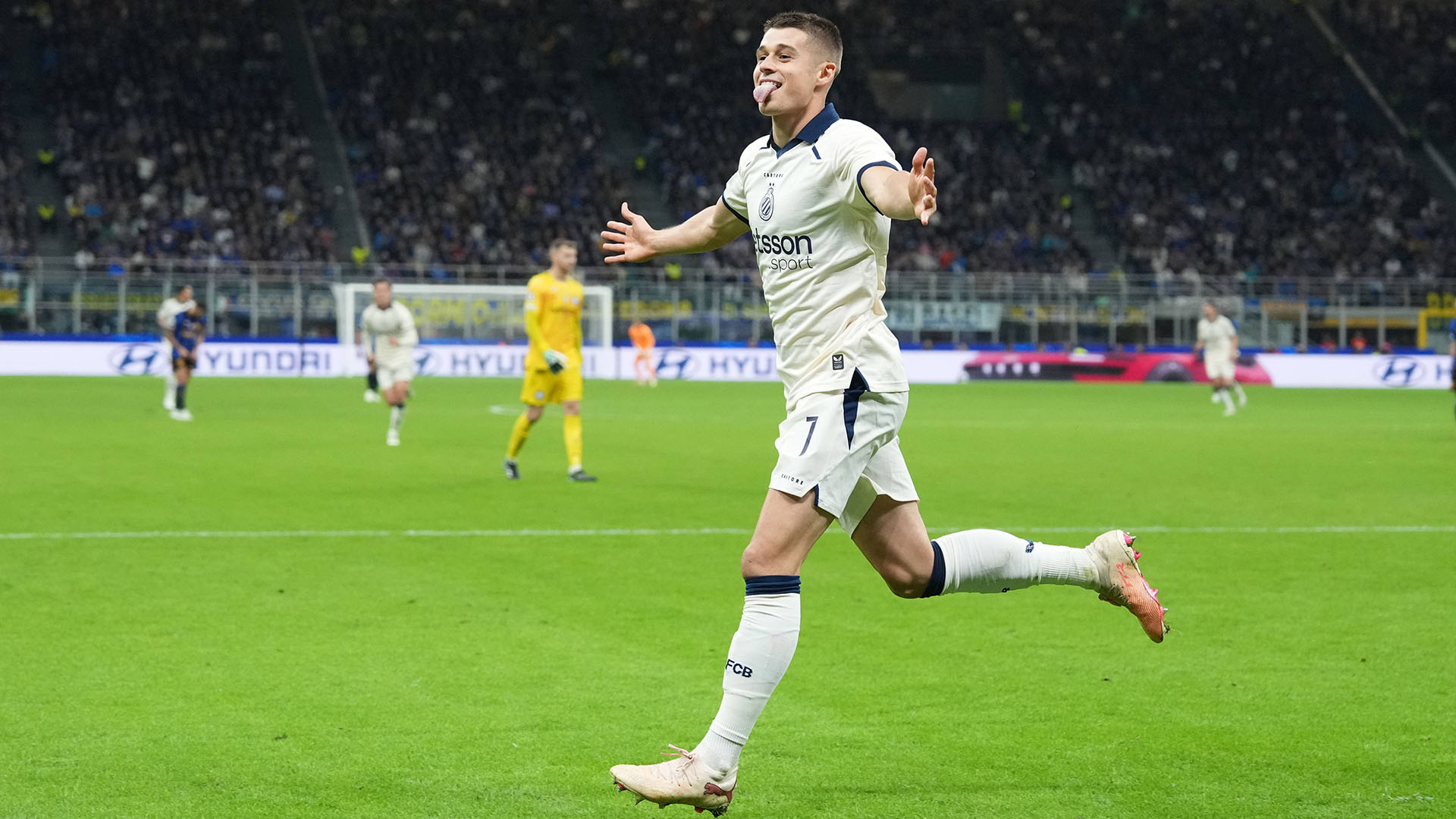 Nicolo Tresoldi feiert mit ausgestreckten Armen und und Zunge ein Tor.