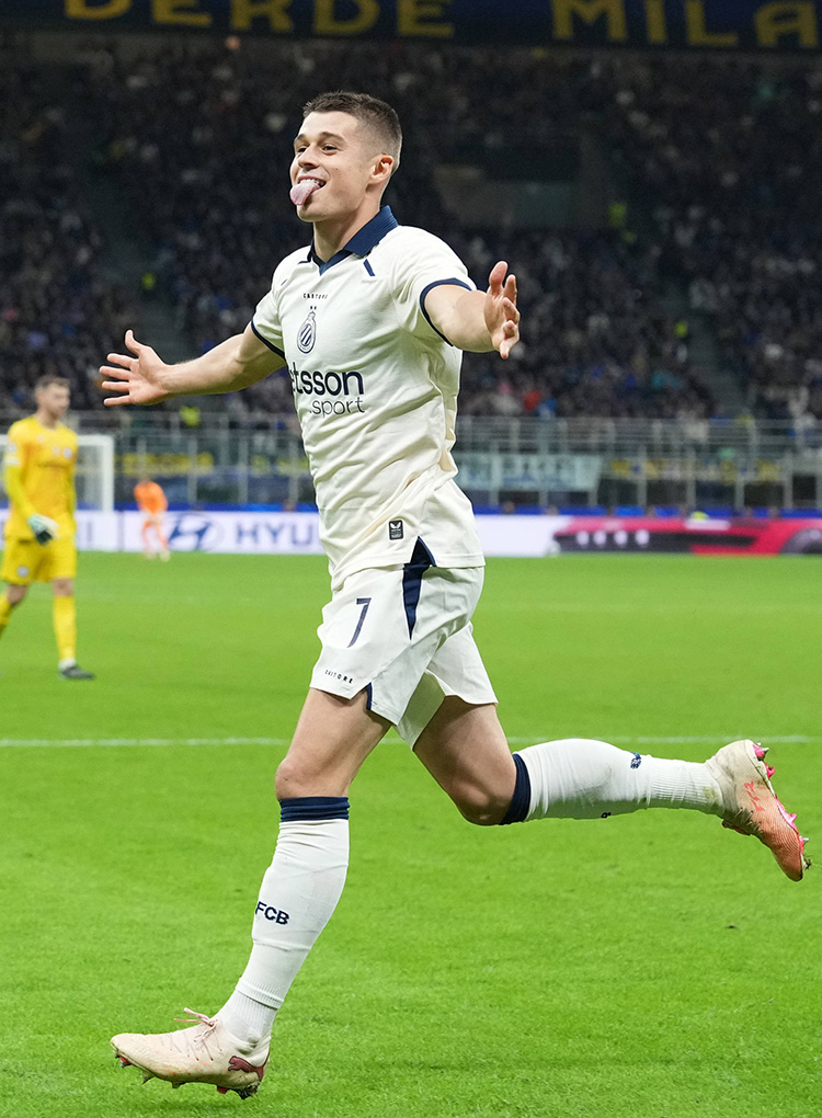 Nicolo Tresoldi feiert mit ausgestreckten Armen und und Zunge ein Tor.