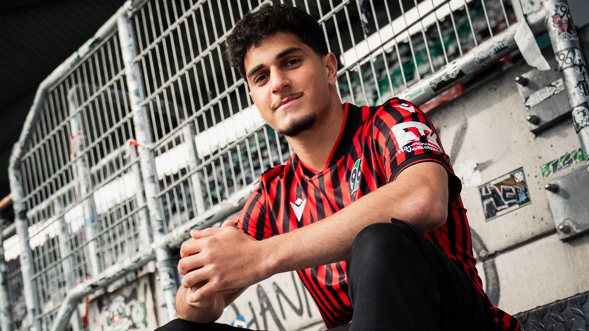 Yunus Ünal sitzt im Stadion auf den Rängen.