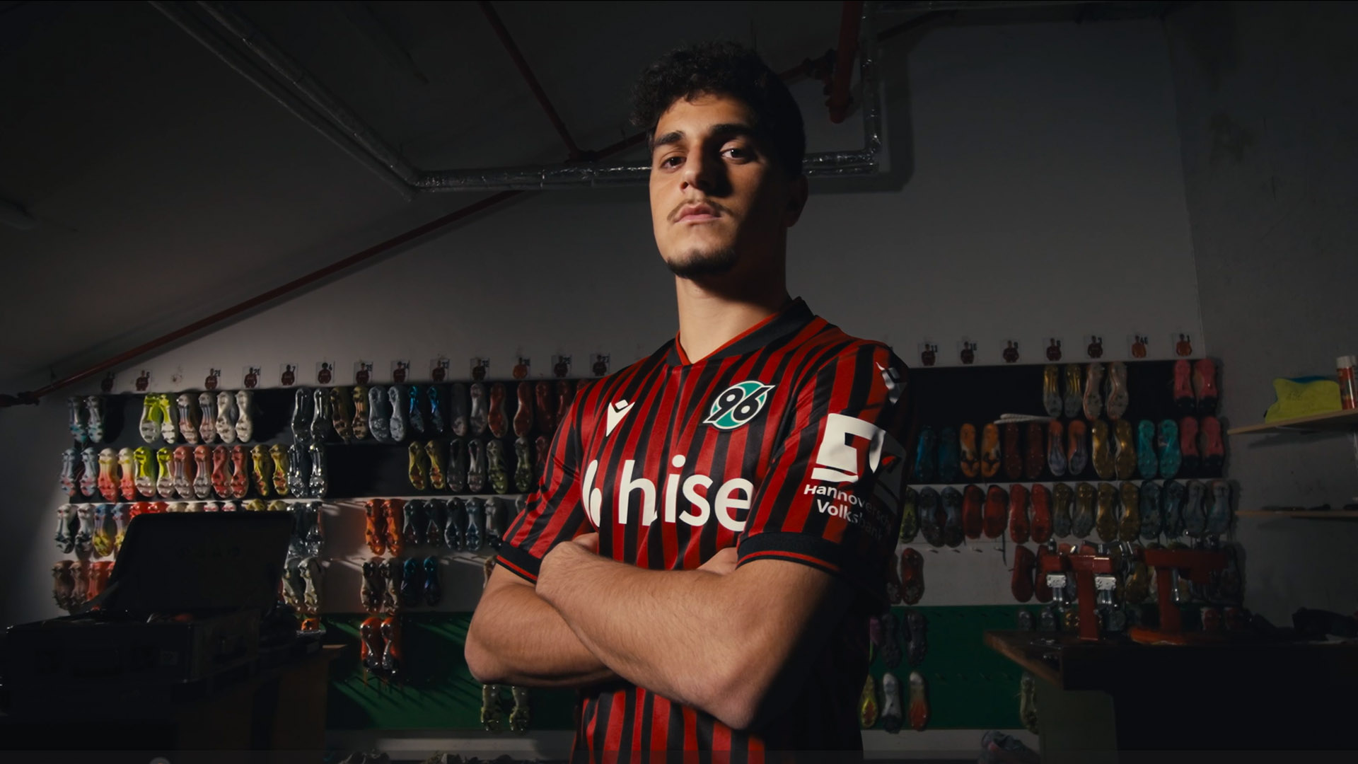 Yunus Ünal in einem Interviewsetting mit verschränkten Armen.