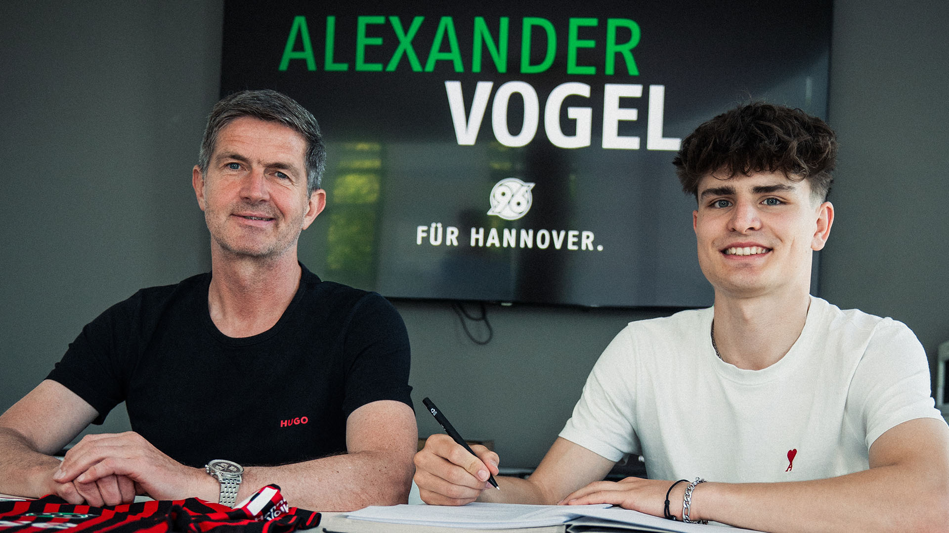 Ralf Becker (links) und Alexander Vogel bei der Vertragsunterschrift.