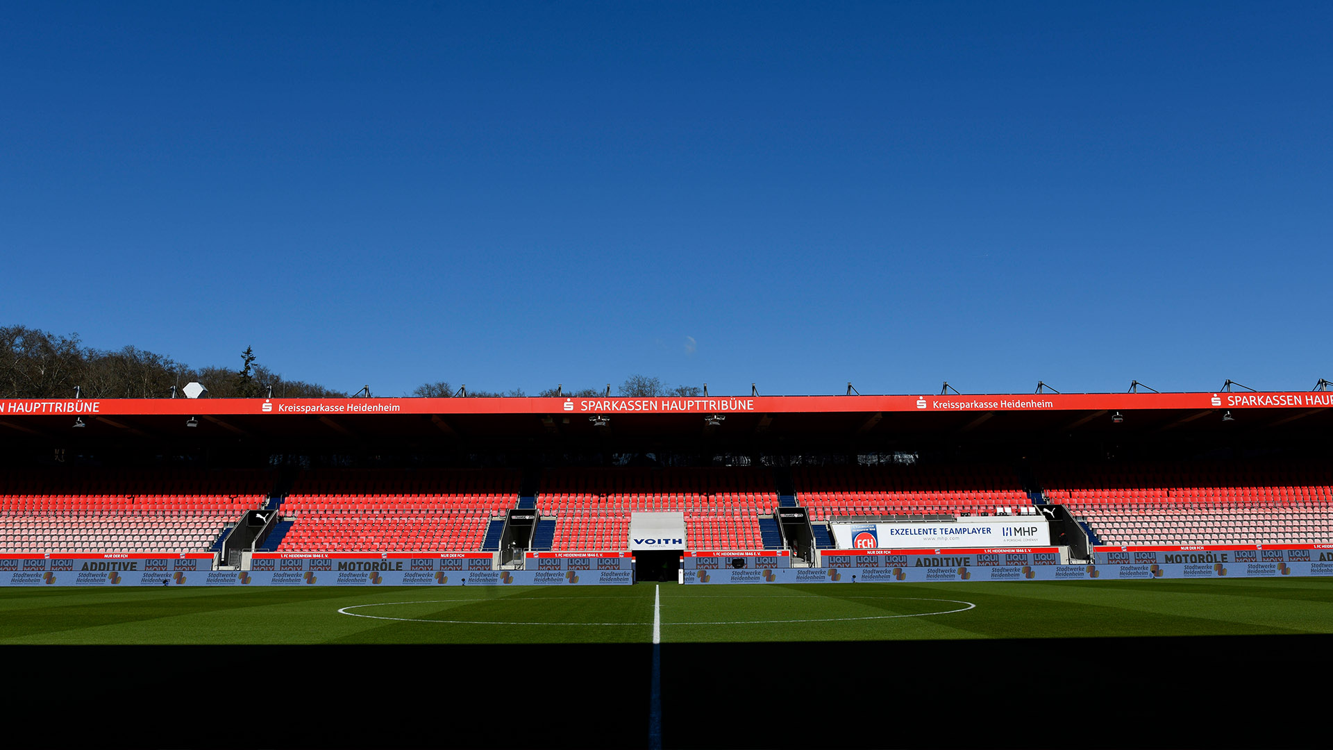 Die Voith-Arena in Heindenheim bei Sonnenschein.
