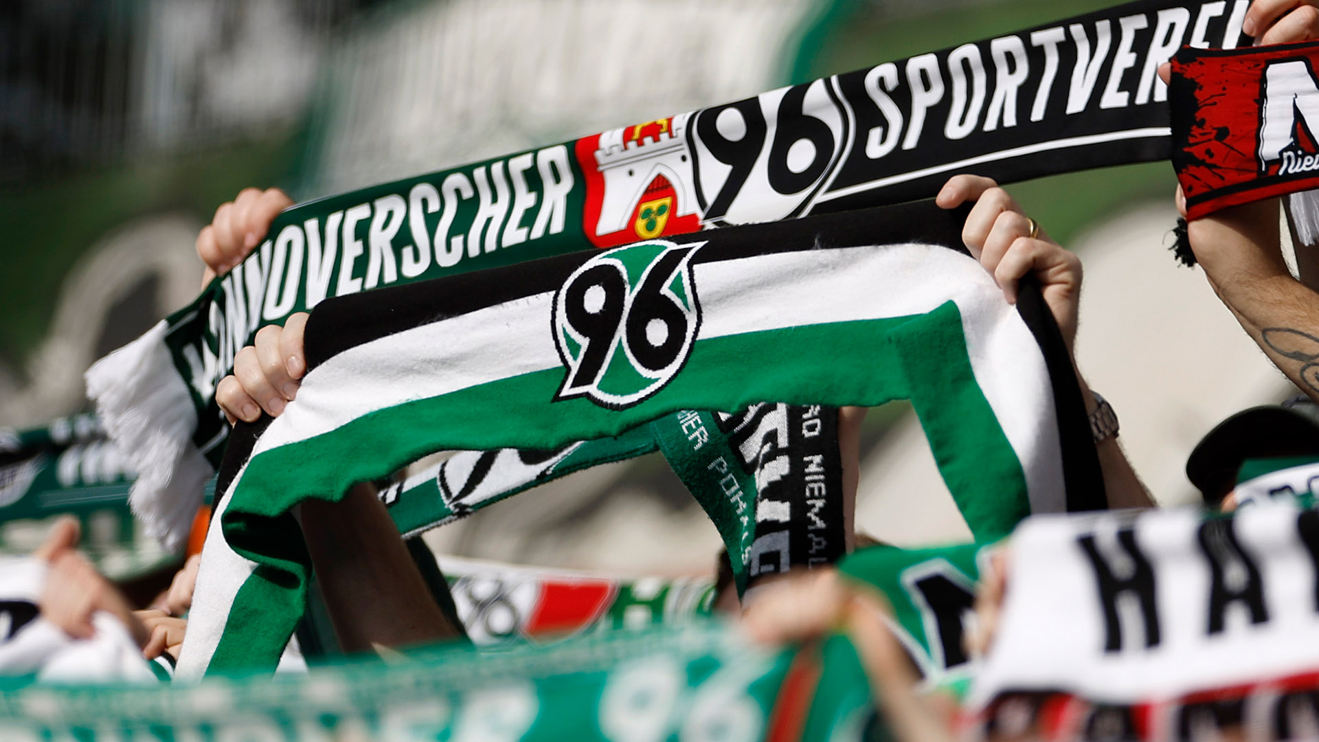 96-Schals in werden in der Kurve hochgehalten.