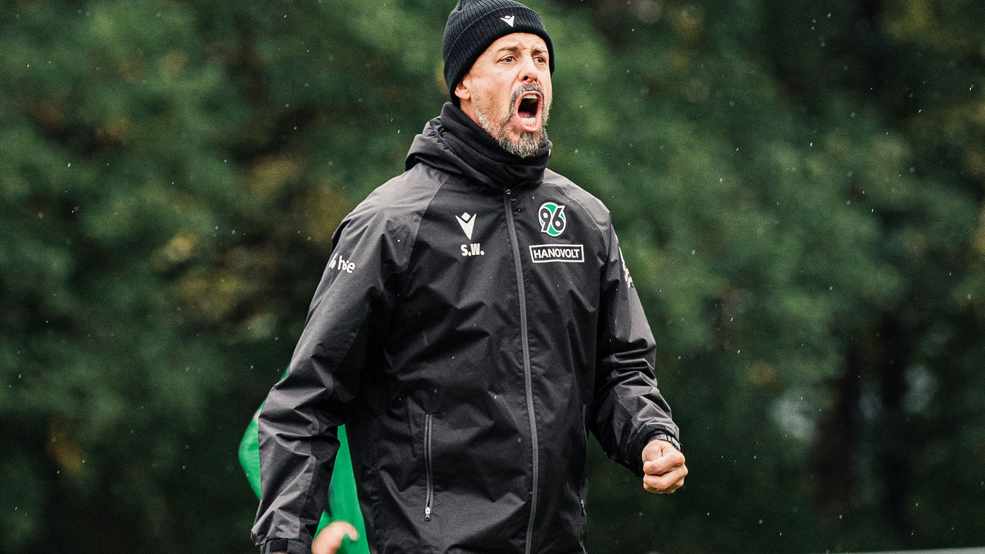 Sandro Wagner gibt Anweisungen auf dem Trainingsplatz.