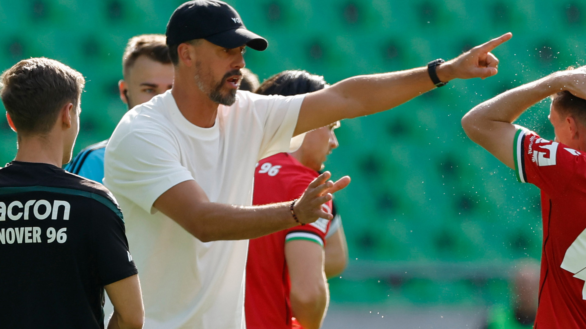 Sandro Wagner gestikuliert am Spielfeldrand.