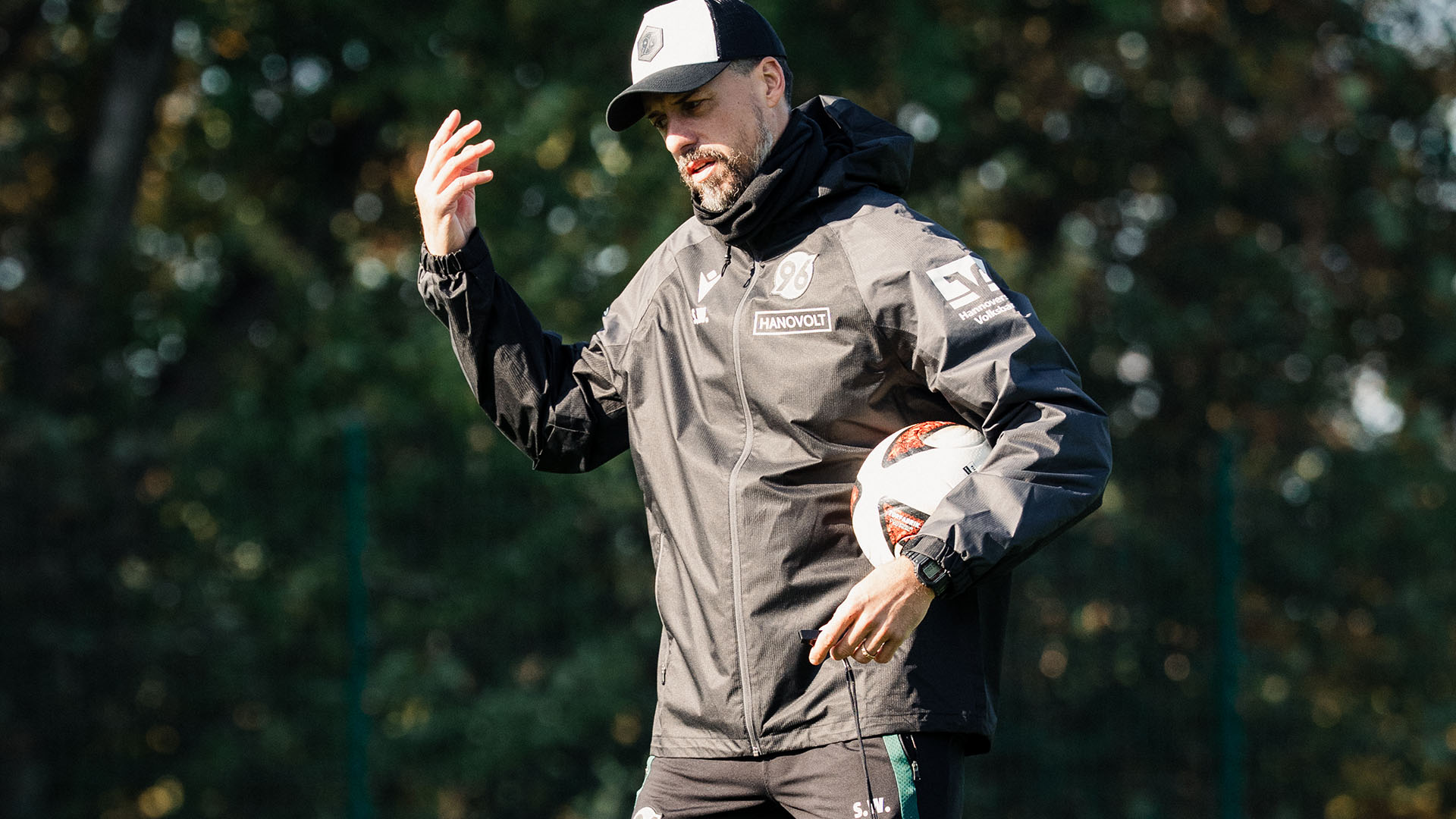 Sandro Wagner gestikuliert mit Ball in der Hand.