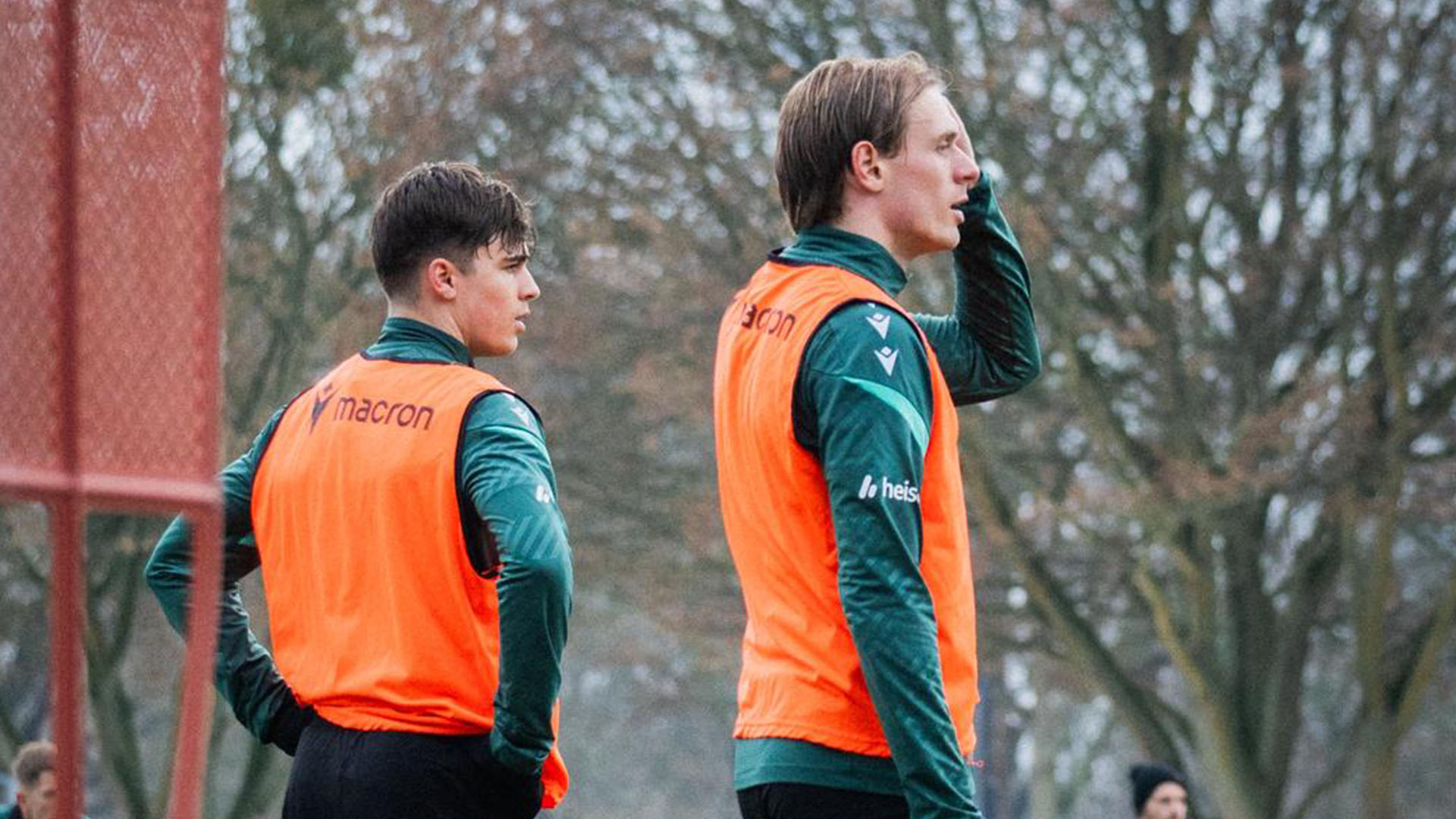 Weißhaupt und Thordarson auf dem Trainingsplatz.