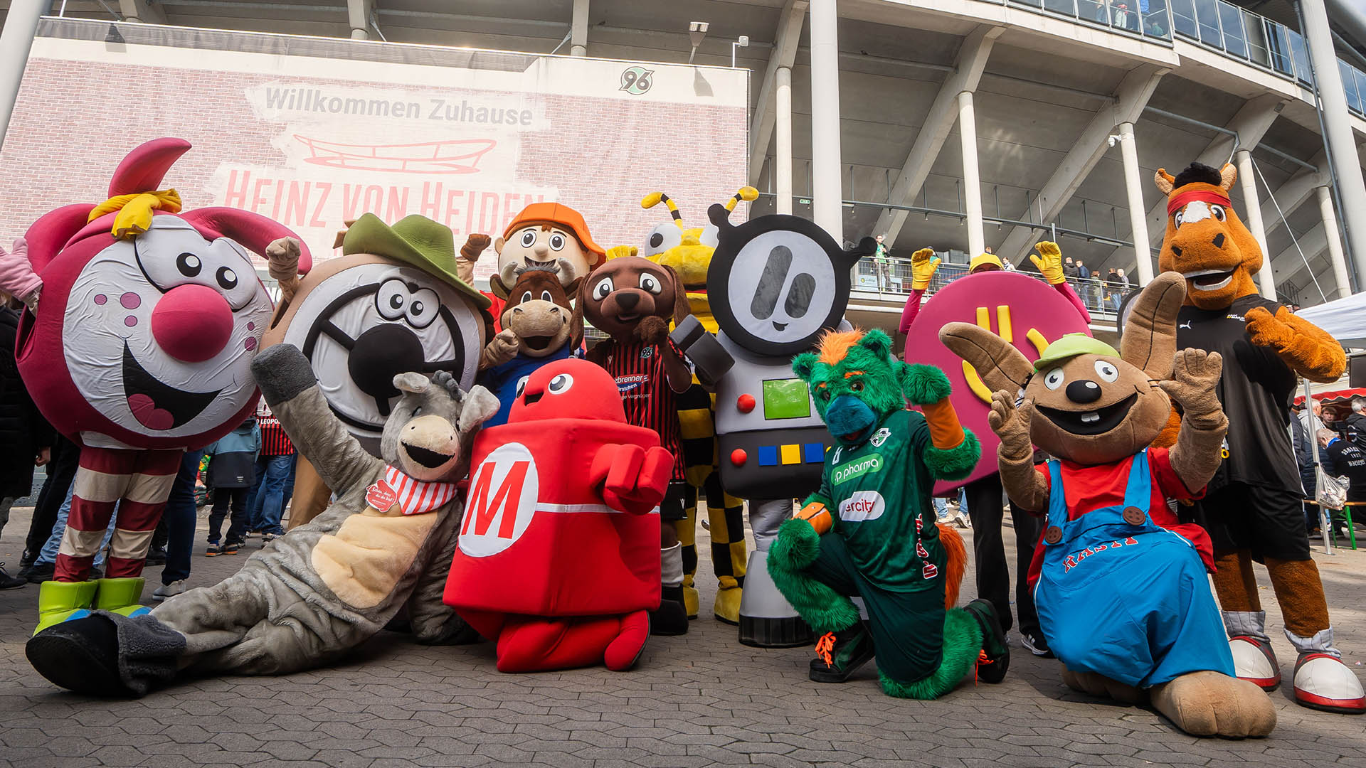 Verschiedene Maskottchen vor der Heinz von Heiden Arena.