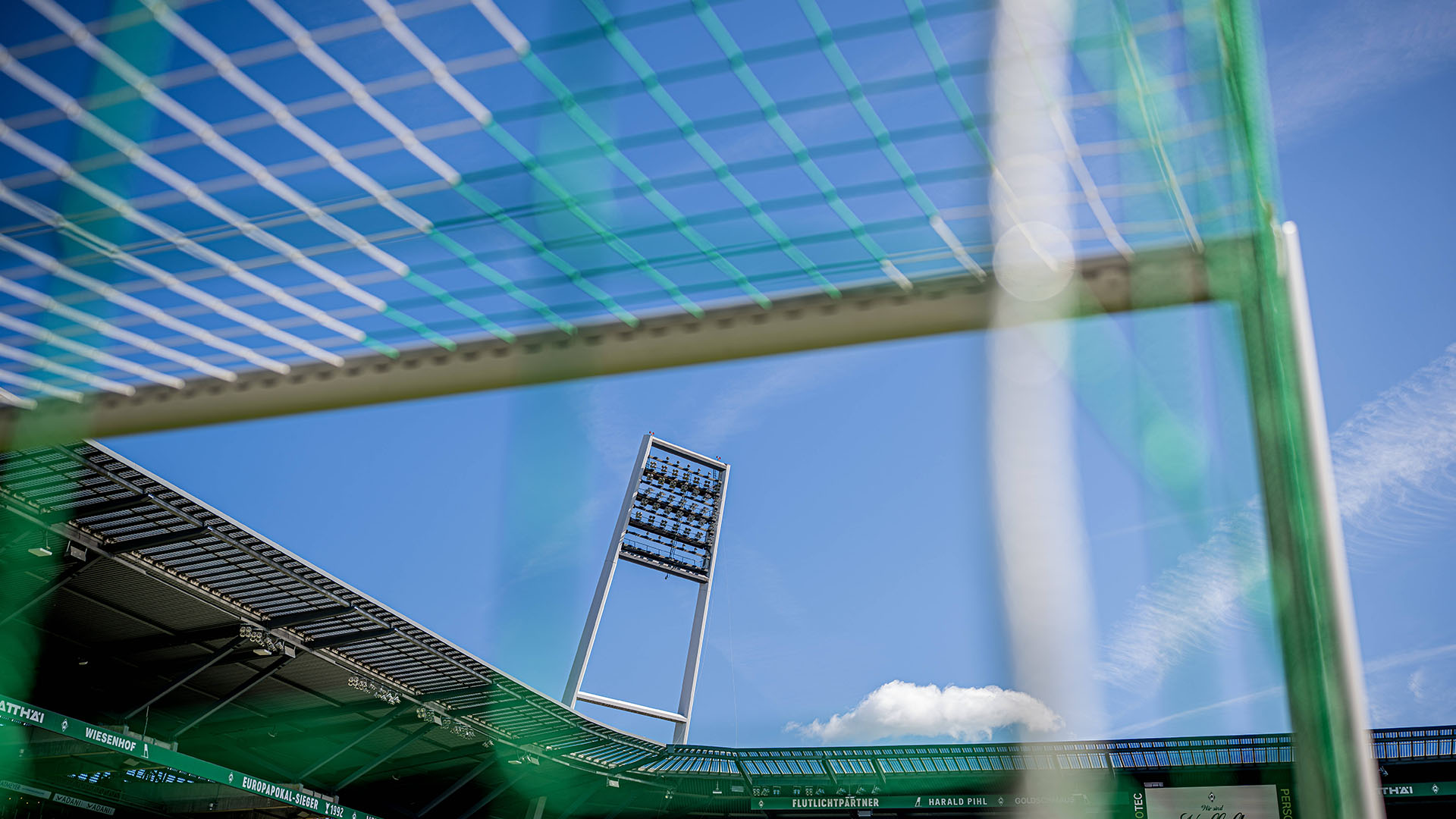 Das Weserstadion von innen mit Fokus auf Flutlichtmast.