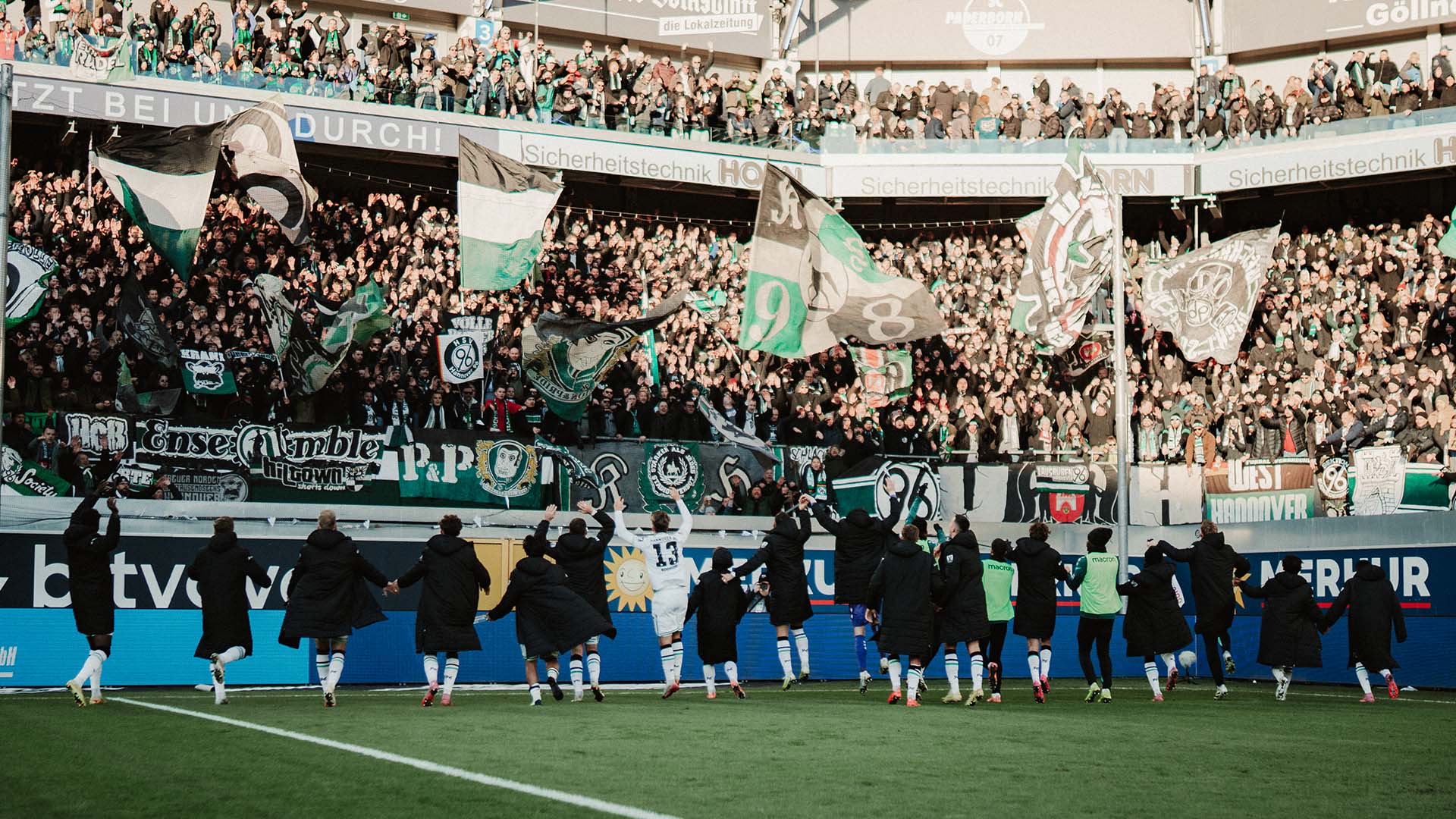 Die Spieler vor der Fankurve.