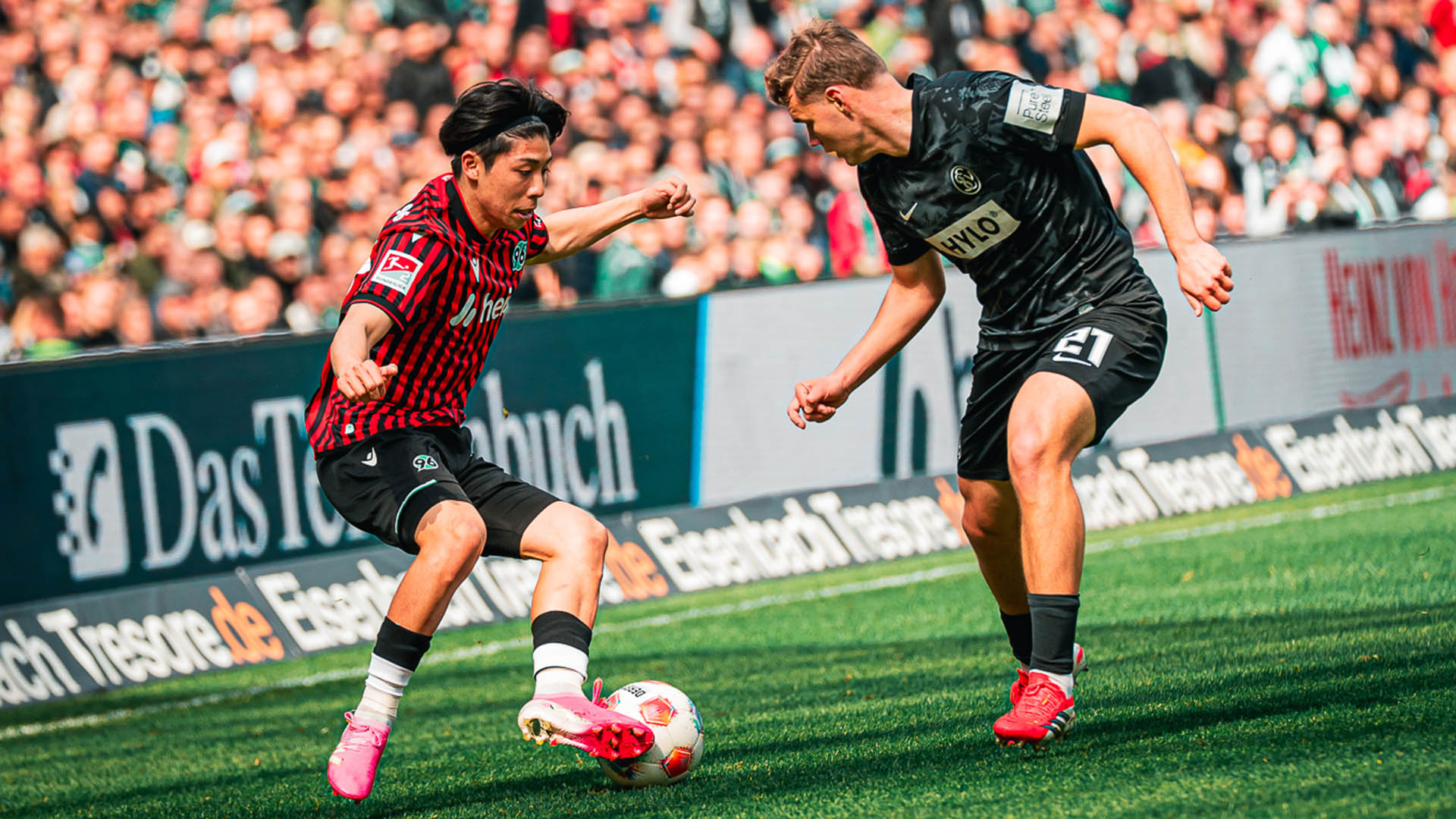 Daisuke Yokota im Dribbling gegen einen Elversberg Spieler.