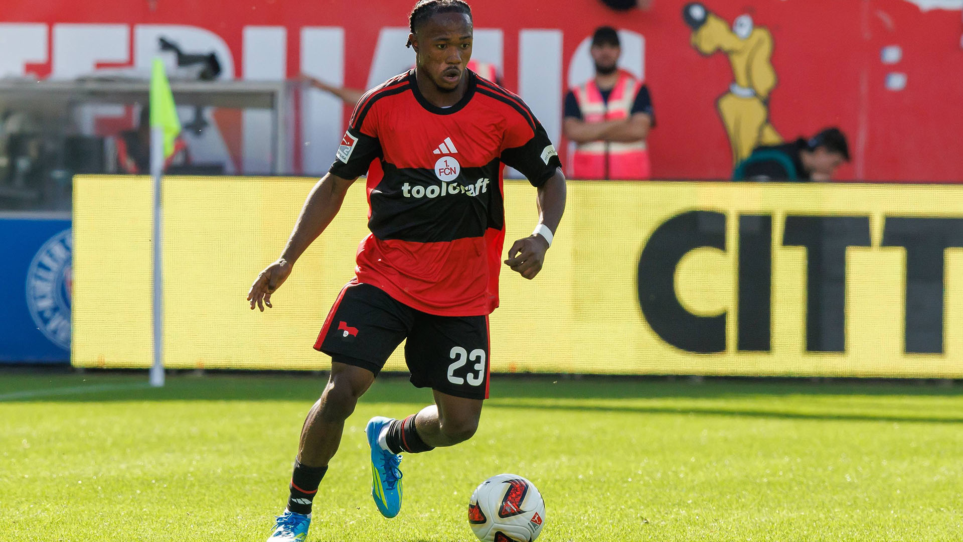 Mohamed Ali Zoma im roten Trikot am Ball.