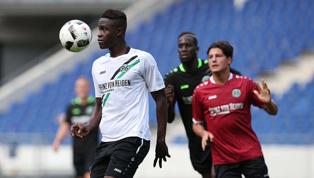 Hannover 96: 1,200 fans watch first training session