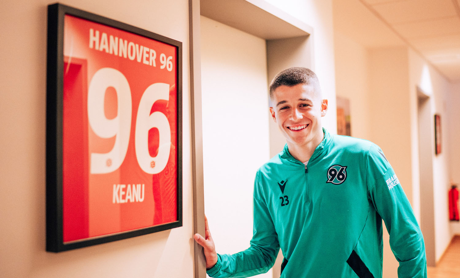 Hannover 96 Ein Ganz Besonderer Rundgang Nicolo Tresoldi Zeigt seine